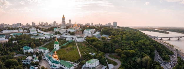Vista aérea mágica del kiev pechersk lavra cerca del monumento a la patria