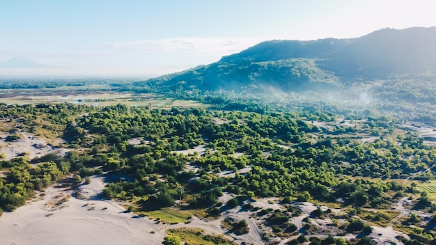 Vista aérea de la mañana alrededor de las dunas de arena en Yogyakarta