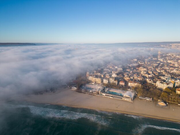 Vista aérea de la mañana de la ciudad de Varna en la niebla Bulgaria