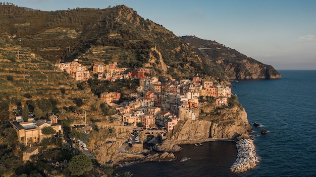 Vista aérea de Manarola antes del atardecer. Manarola es una pequeña ciudad de Liguria, en el norte de Italia.