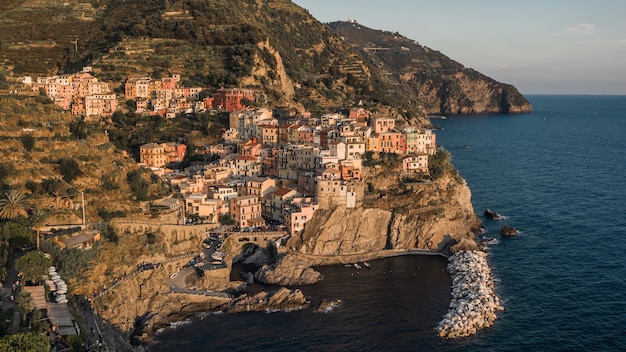 Vista aérea de Manarola antes del atardecer. Manarola es una pequeña ciudad de Liguria, en el norte de Italia.