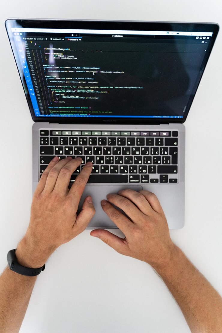 Foto una vista aérea de las manos de un hombre trabajando en una computadora