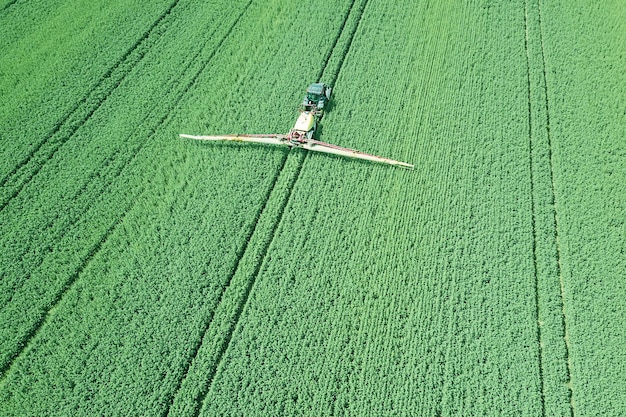 Vista aérea Maquinaria agrícola rociando productos químicos