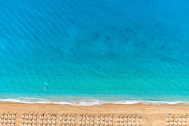 Vista aérea del mar azul mediterráneo de la costa