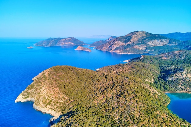 Vista aérea del mar azul mediterráneo con isla de montaña