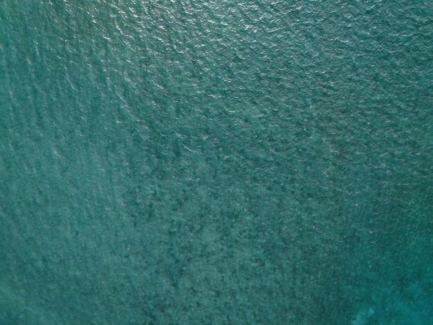 La vista aérea del mar de Banda en el centro de Maluku, Indonesia