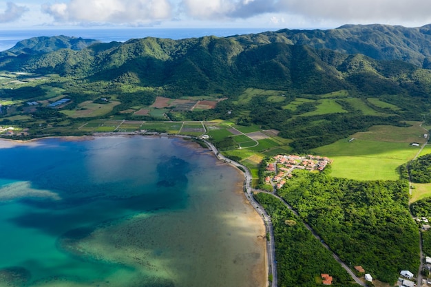 Vista aérea del mar y el cielo en la isla de ishigaki