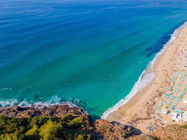 vista aérea del mar y la costa con drone