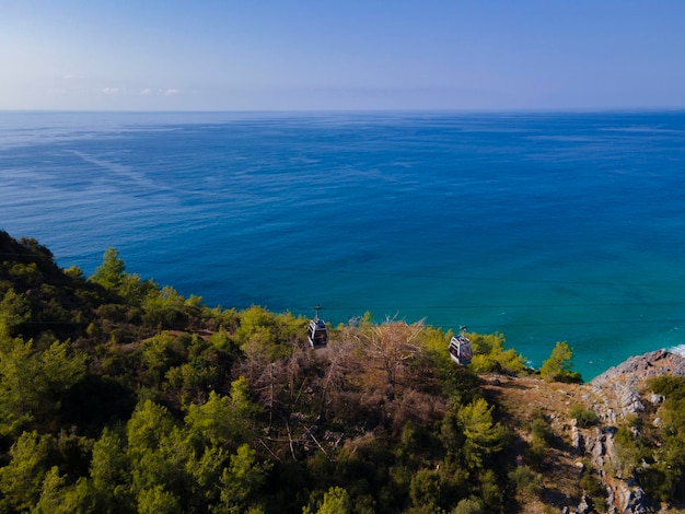 vista aérea del mar y la costa con drone