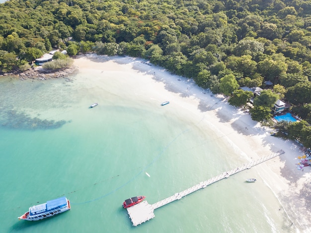 Vista aérea del mar y las montañas de Koh Samet