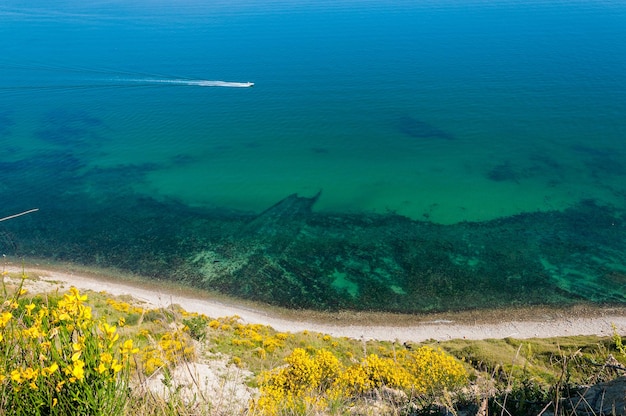 Vista aérea del mar en el Monte San Bartolo, Italia