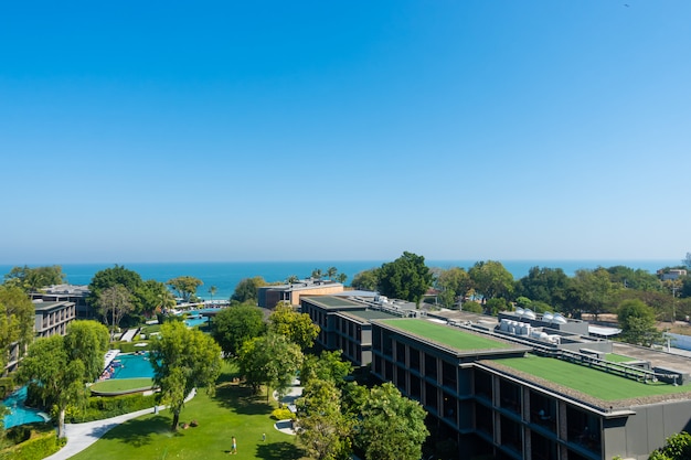 Vista aérea del mar océano Hua Hin con parque y jardín en Tailandia