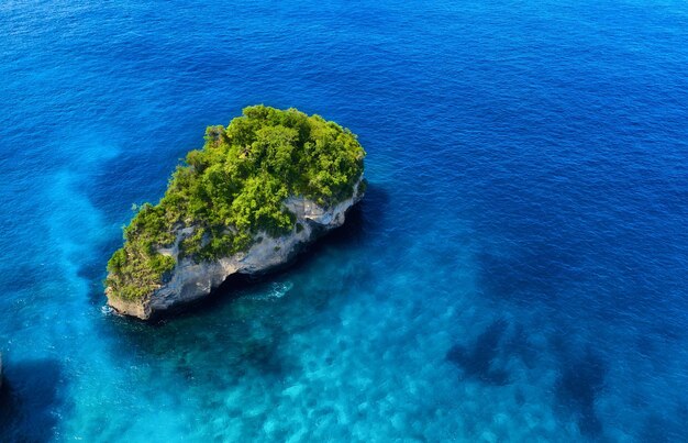 Vista aérea en el mar y las rocas Fondo de agua azul desde la vista superior Paisaje marino de verano desde el aire Playa de Atuh Nusa Penida Bali Indonesia Imagen de viaje