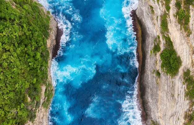 Vista aérea en el mar y las rocas Fondo de agua turquesa desde la vista superior Paisaje marino de verano desde el aire Aventura de verano Imagen de viaje