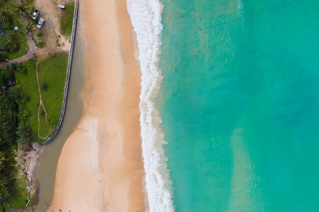 Vista aérea del mar tropical y arena de la playa