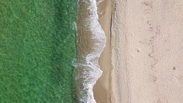 Vista aérea del mar turquesa claro y las olas