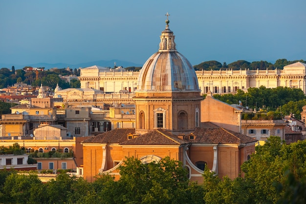 Vista aérea maravilhosa de Roma com a Igreja de San Giovanni dei Fiorentini ao pôr do sol em Roma, Itália