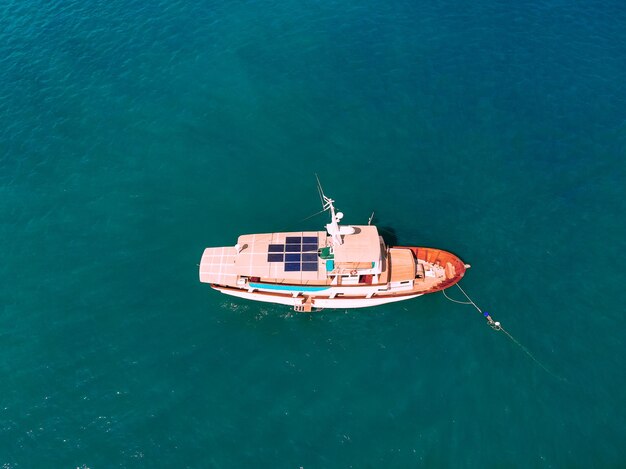 Vista aérea maravilhosa de um barco à vela colorido e interessante no mar