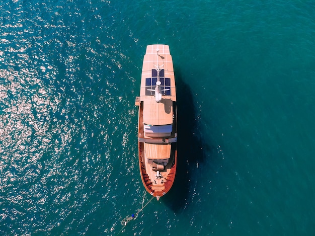 Vista aérea maravilhosa de um barco à vela colorido e interessante no mar