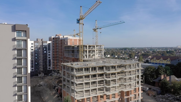 Vista aérea del marco de hormigón de un alto edificio de apartamentos en construcción en una ciudad.