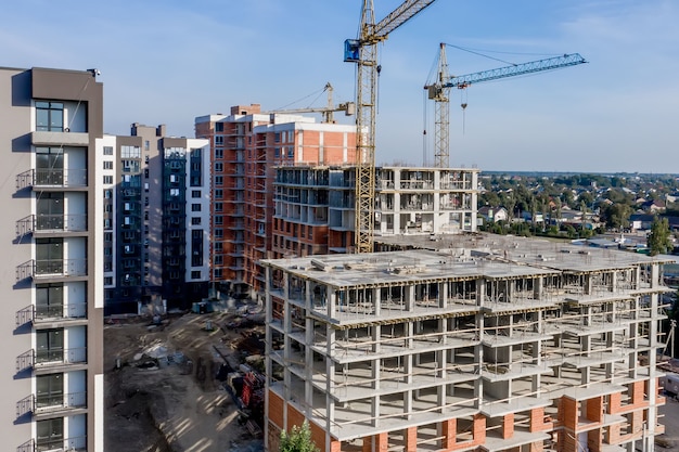 Vista aérea del marco de hormigón del edificio de apartamentos alto en construcción en una ciudad.