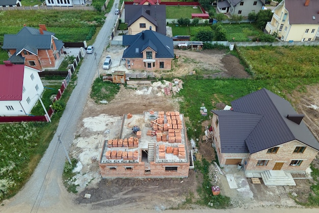 Vista aérea del marco inacabado de la casa privada en construcción en la zona suburbana.