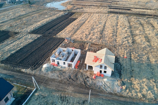 Vista aérea del marco inacabado de la fundación de una casa privada en construcción
