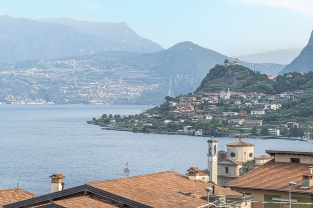 Vista aérea de marones en el lago Iseo