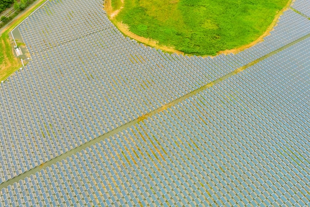 Vista aérea de la matriz de paneles solares del moderno sistema de electricidad fotovoltaica