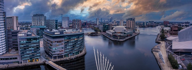 Vista aérea de la media city uk está a orillas del manchester al anochecer