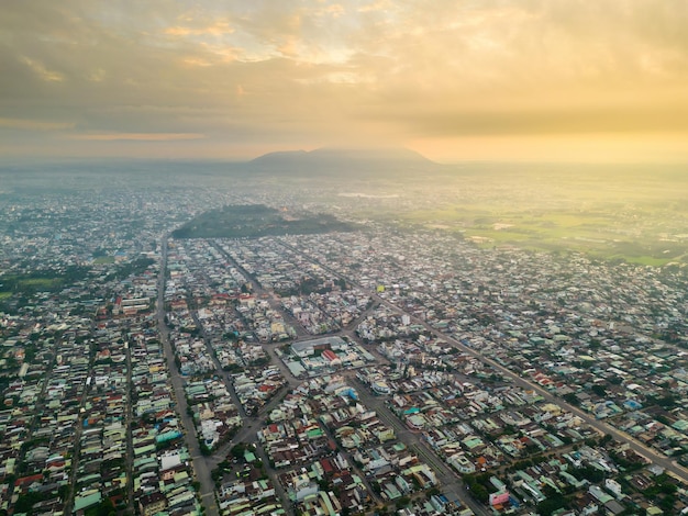 Vista aérea del mercado de Long Hoa, un mercado famoso en la ciudad de Tay Ninh, Vietnam, muy lejos, está la montaña Ba Den por la mañana Concepto de viaje y paisaje