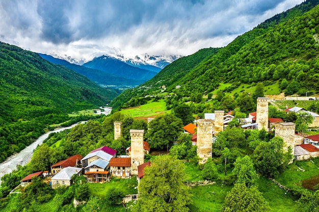 Vista aérea de Mestia con casas torre típicas. Upper Svaneti, Georgia