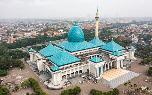 Foto vista aérea de la mezquita nacional de alakbar en surabaya