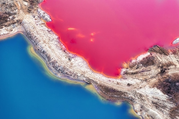 Vista aérea de una mina de titanio con estanques de relaves