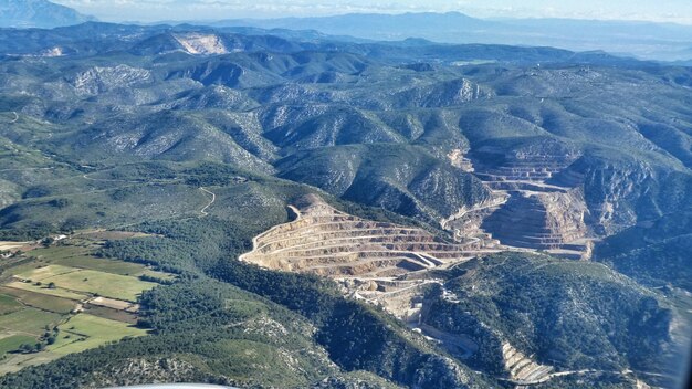 Foto vista aérea de la minería de mármol en el paisaje