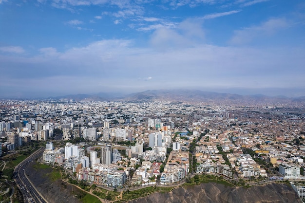 Vista aérea de Miraflores y su malecón en Lima Perú