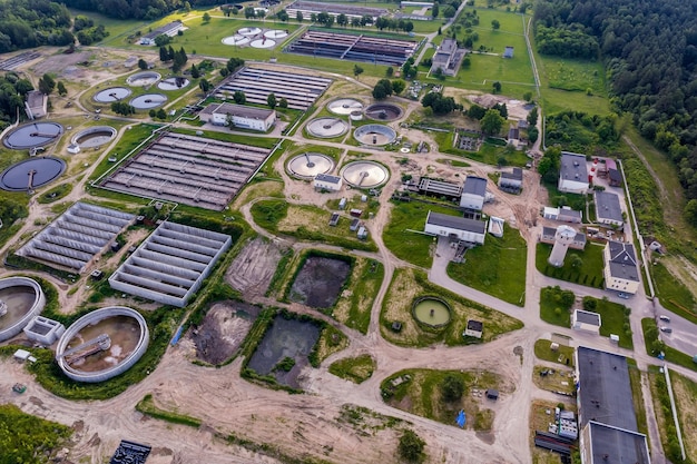 Vista aérea moderna planta de tratamiento de aguas residuales de la ciudad