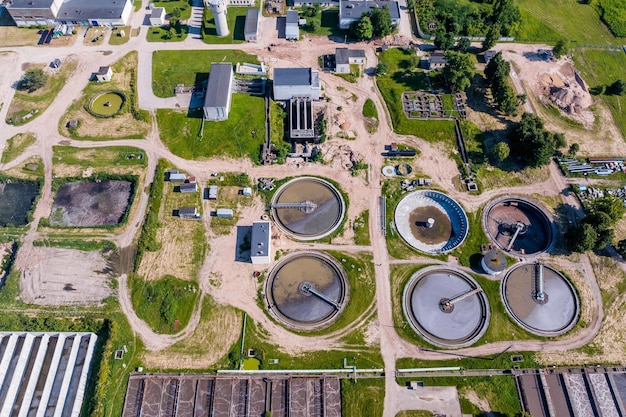 Vista aérea moderna planta de tratamiento de aguas residuales de la ciudad