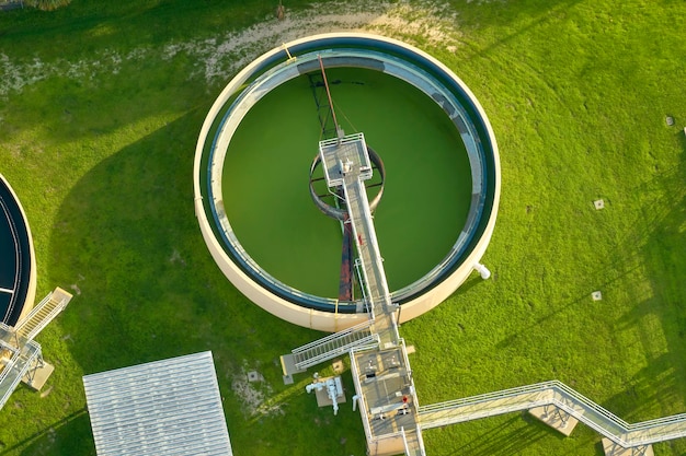 Vista aérea de las modernas instalaciones de limpieza de agua en la planta de tratamiento de aguas residuales urbanas Proceso de purificación para eliminar sustancias químicas indeseables, sólidos suspendidos y gases de líquidos contaminados