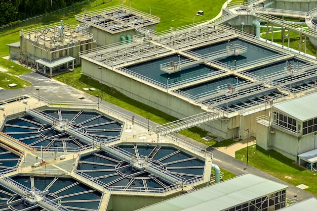 Vista aérea de las modernas instalaciones de limpieza de agua en la planta de tratamiento de aguas residuales urbanas Proceso de purificación para eliminar sustancias químicas indeseables, sólidos suspendidos y gases de líquidos contaminados
