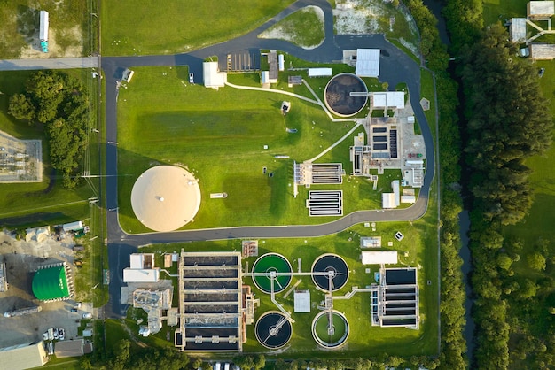 Vista aérea de las modernas instalaciones de limpieza de agua en la planta de tratamiento de aguas residuales urbanas Proceso de purificación para eliminar sustancias químicas indeseables, sólidos suspendidos y gases de líquidos contaminados