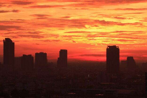 Vista aérea del moderno edificio en la ciudad de Bangkpk al atardecer