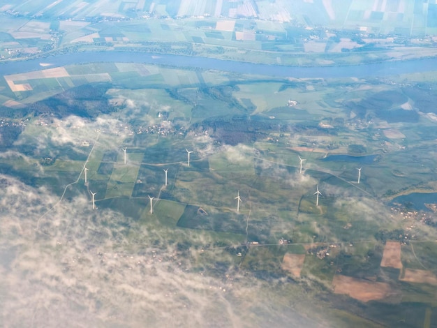 Vista aérea de molinos de viento en un bosque verde de verano en Europa Aerogeneradores para energía eléctrica con energía limpia y renovable