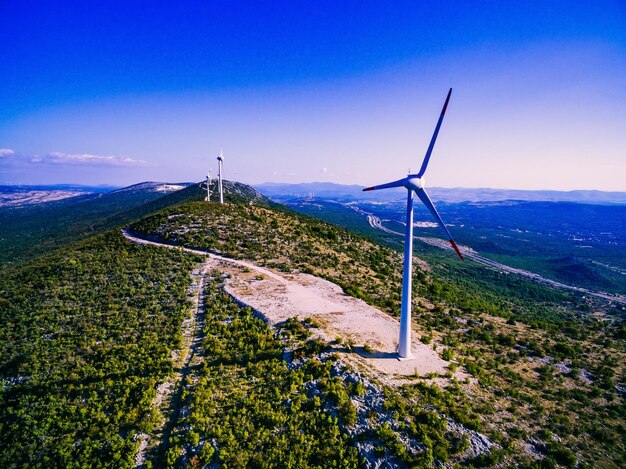 Foto vista aérea de molinos de viento en el paisaje de verano en croacia aerogeneradores para energía eléctrica con energía limpia y renovable