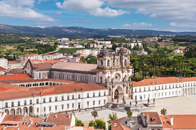 Vista aérea del monasterio de Alcobaca en Alcobaca, Portugal