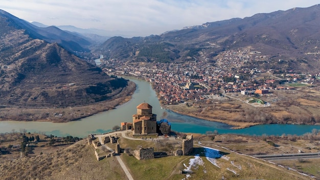 Foto vista aérea del monasterio de jvari con vistas a la confluencia de los ríos mtkvari y aragvi en mtskheta.