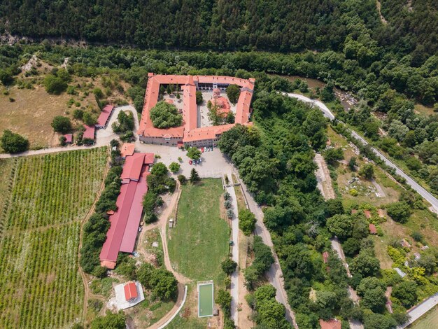 Vista aérea del monasterio medieval de Bachkovo en Bulgaria