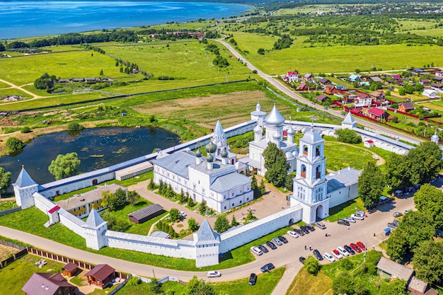 Vista aérea del monasterio Nikitskiy en Pereslavl Zalessky, región de Yaroslavl, Rusia. Día soleado de verano. Anillo de oro turístico de Rusia