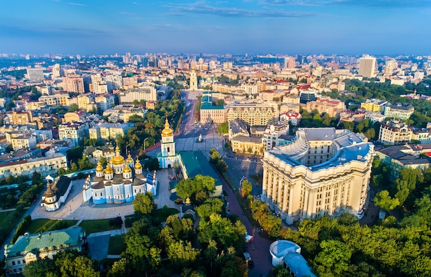 Vista aérea del monasterio de San Miguel de las Cúpulas Doradas, Ministerio de Relaciones Exteriores y la Catedral de Santa Sofía en Kiev, Ucrania