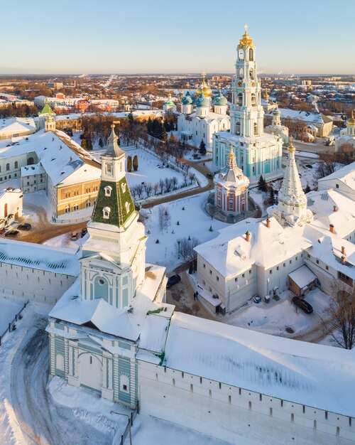 Vista aérea del monasterio de Trinity St. Sergy en día soleado de invierno. Sergiev Posad, Rusia